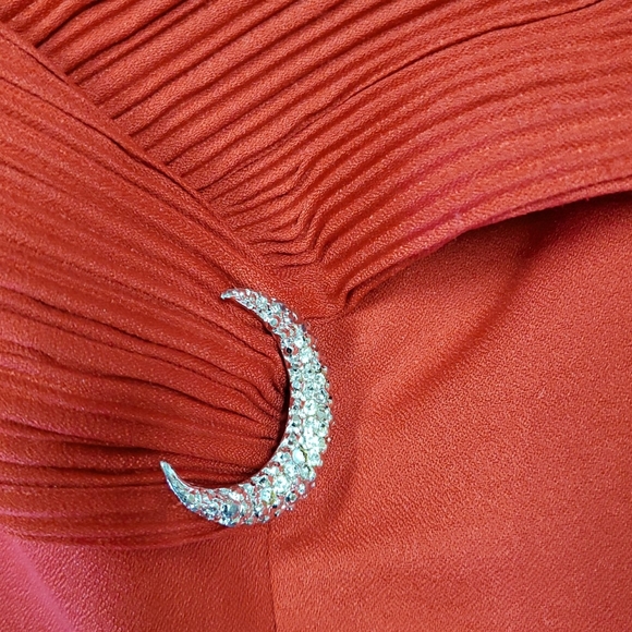 En Francais Red Off-the-shoulder Dress - Picture 8 of 8